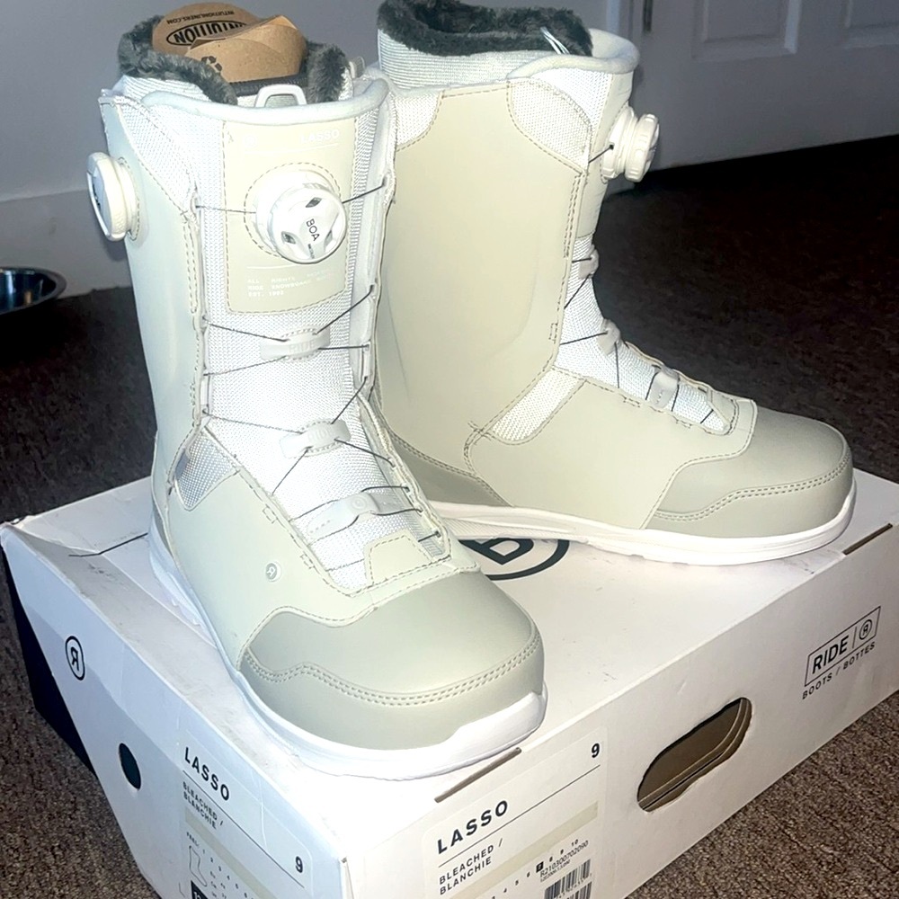 LASSO '22 Men’s Snowboard Boots. 💟.  I accept offers